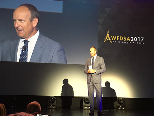 会長退任あいさつをするアムウェイコーポレーション社長のダグ・デヴォス氏